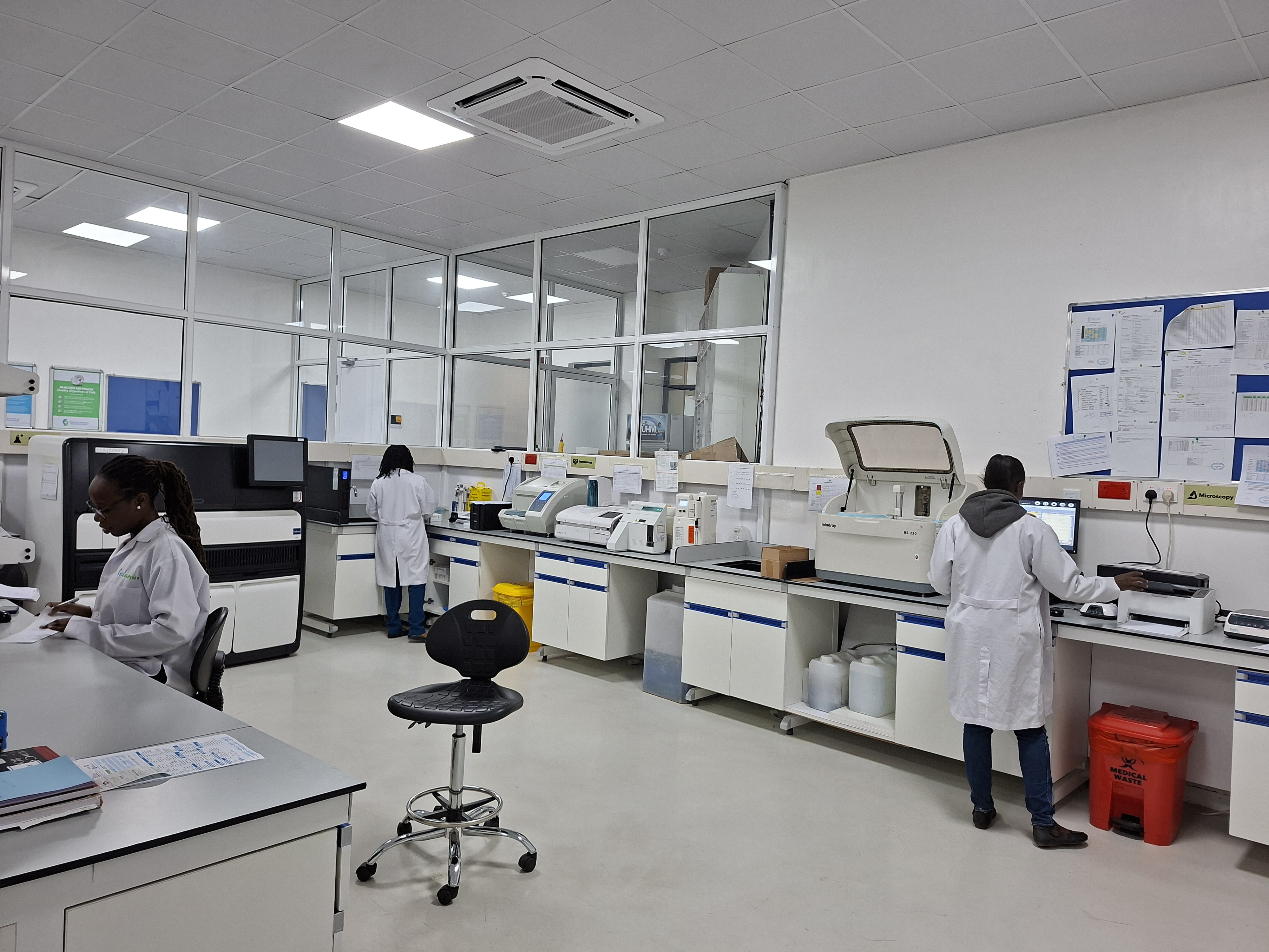 ナイロビのConnect Afyaラボで検査業務を行うスタッフ